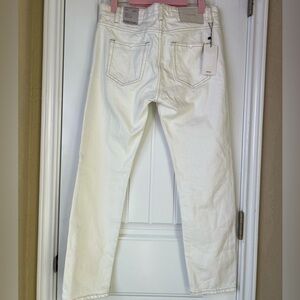 New MNG White Denim
Roomy at thigh
90s vibes
Slim at the ankle 
Cropped fit